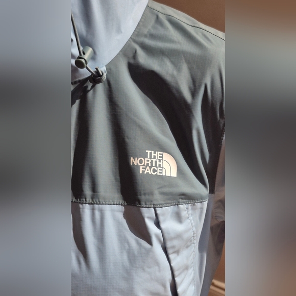 Woman's North Face Jacket - Picture 3 of 4